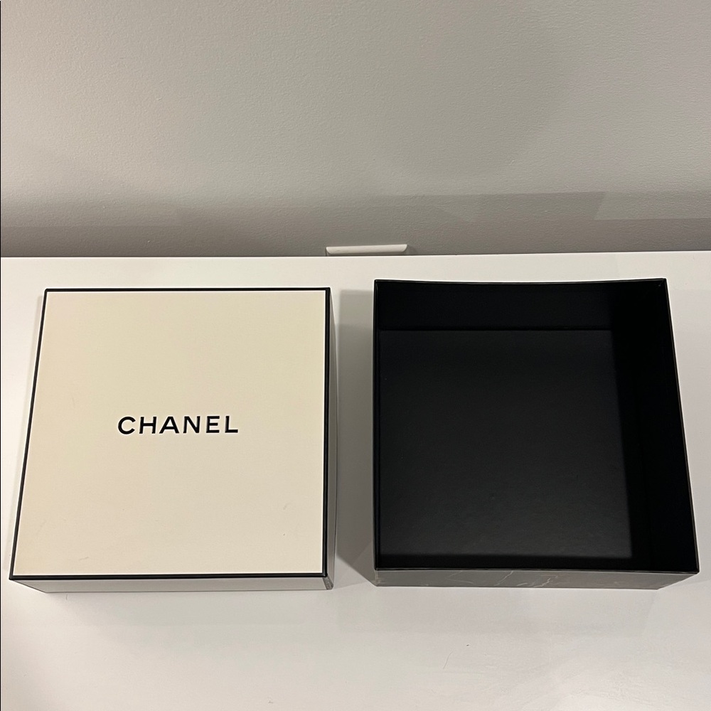 CHANEL Classic White and Black Box - Picture 3 of 5